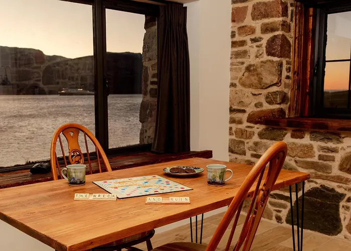The Ruin - Wood Fired Hot Tub - Lochside - Dog Friendly