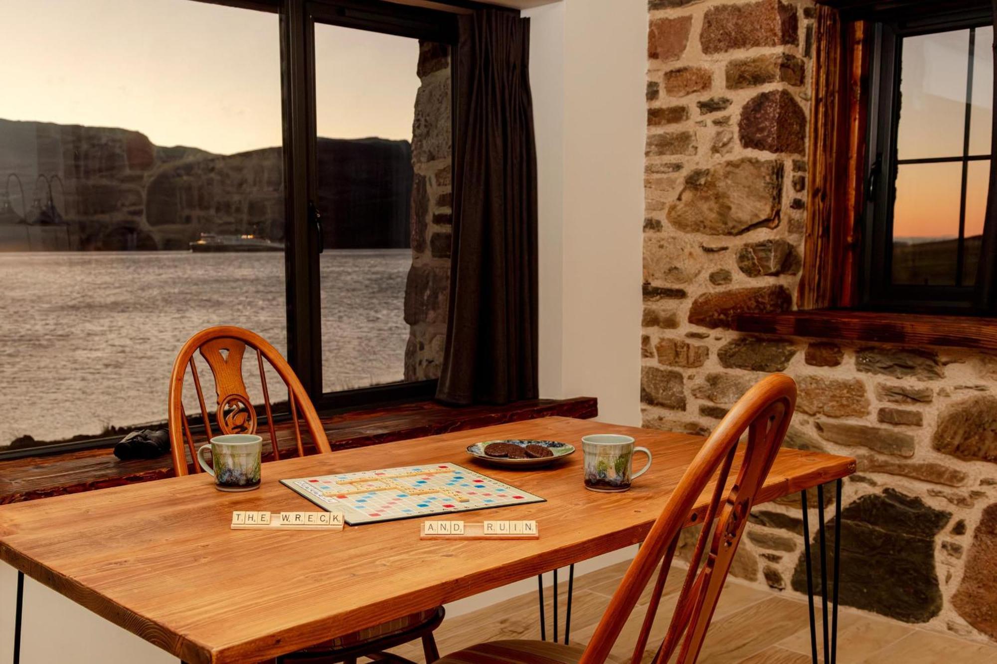 The Ruin - Wood Fired Hot Tub - Lochside - Dog Friendly Ullapool