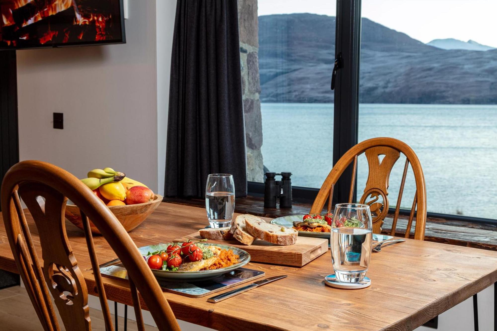 The Ruin - Wood Fired Hot Tub - Lochside - Dog Friendly Ullapool