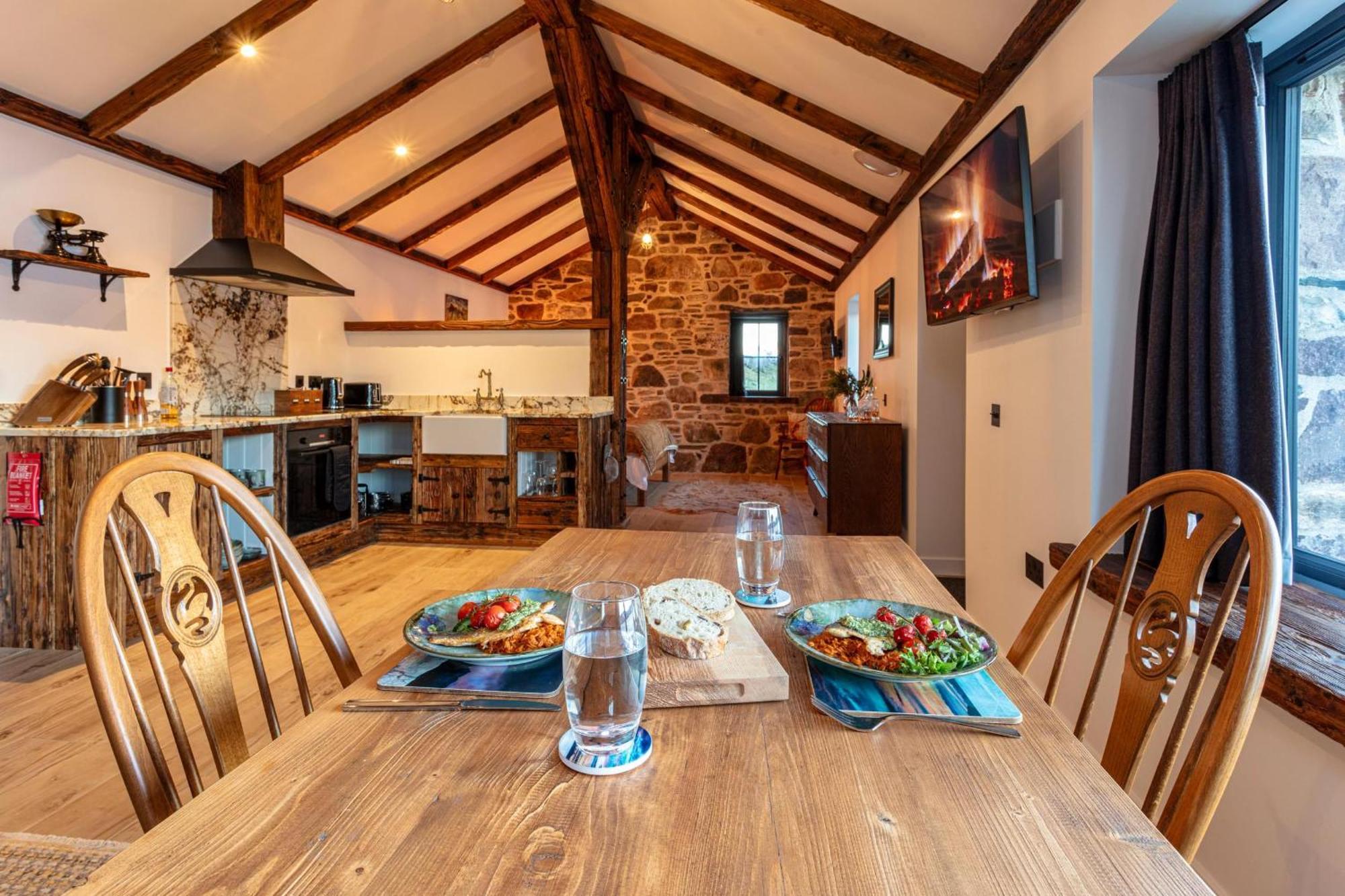 The Ruin - Wood Fired Hot Tub - Lochside - Dog Friendly * Ullapool