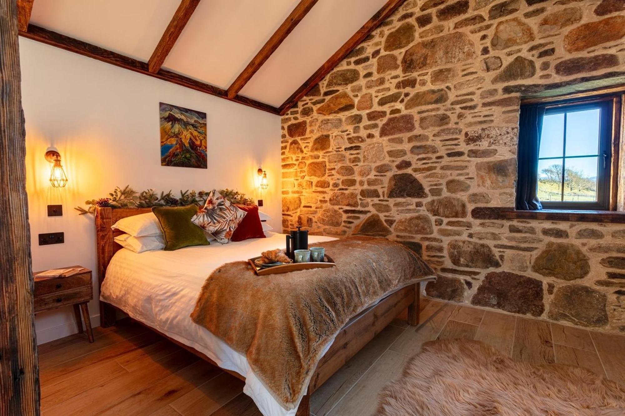 The Ruin - Wood Fired Hot Tub - Lochside - Dog Friendly Holiday home Ullapool