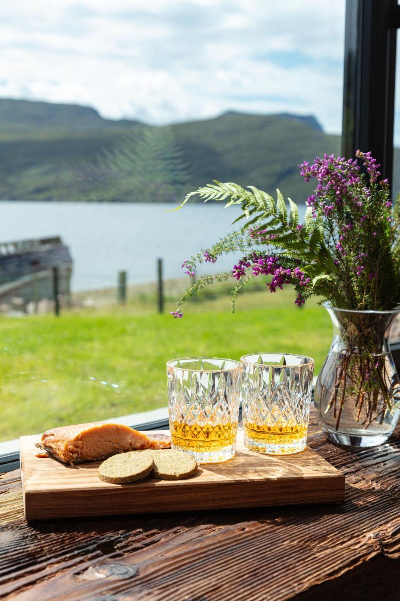 The Ruin - Wood Fired Hot Tub - Lochside - Dog Friendly * Ullapool
