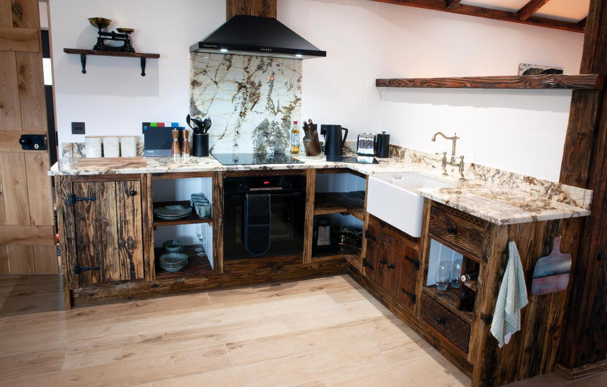 The Ruin - Wood Fired Hot Tub - Lochside - Dog Friendly *